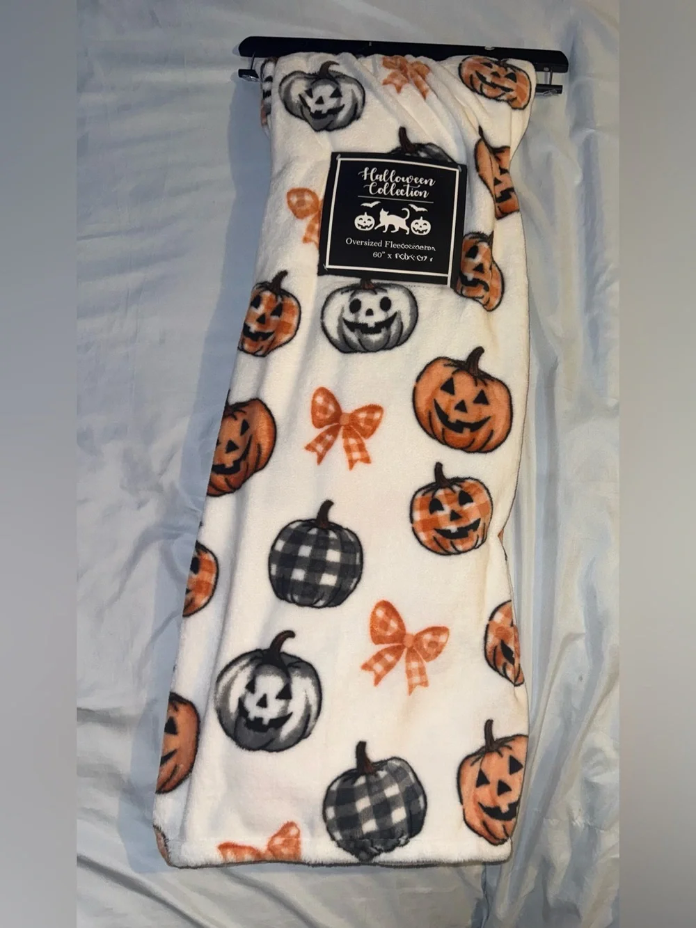 Halloween collection oversized fleece Pumpkin Throw - White & Orange